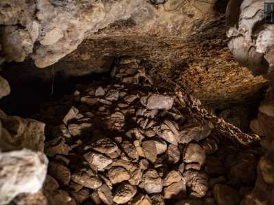 Una cascata di macerie e terra che scende da un�apertura nel soffitto invadendo l�intero antro, ci costringe a camminare carponi per oltrepassarla, raggiungendo cos� la parte pi� nascosta di tutto il complesso